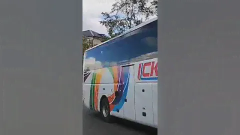 Ютонгэ заезжает на автовокзал)